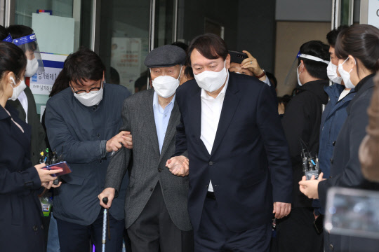 윤석열 전 검찰총장이 4·7 서울시장 보궐선거 사전투표 첫날인 2일 서울 서대문구 남가좌1동 주민센터에 마련된 사전투표소에서 부친 윤기중 연세대 명예교수와 함께 투표한 뒤 나오고 있다. <연합뉴스>